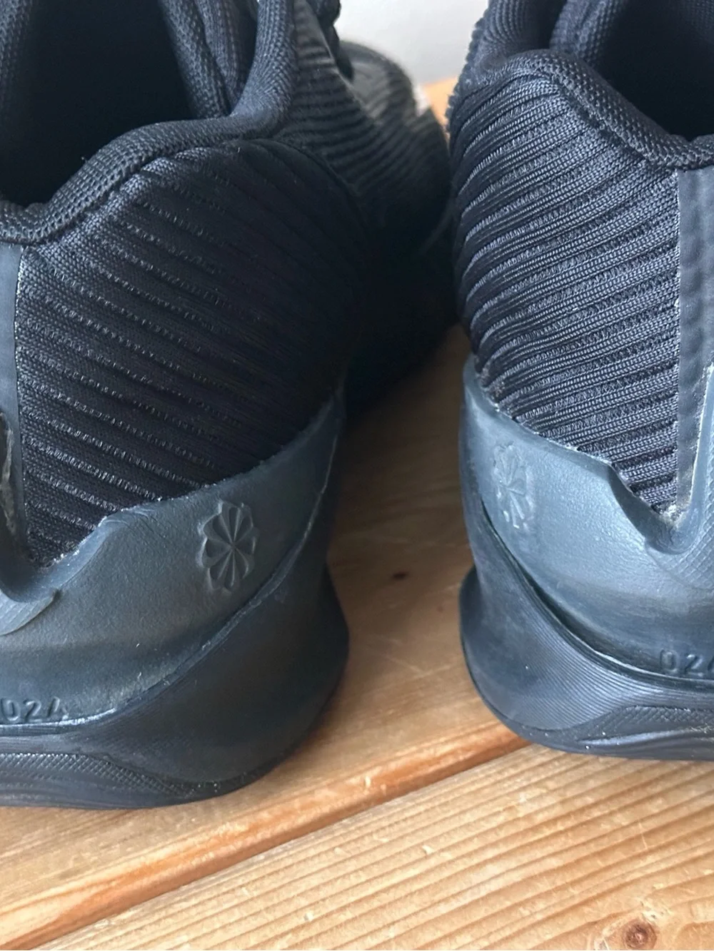 Nike G.T. Jump Academy basketball shoes in the black size 6.5